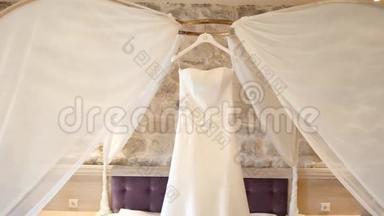 新娘的婚纱挂在床上。 收款o